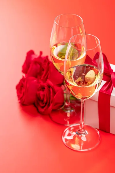 Κάρτα Αγίου Βαλεντίνου Σαμπάνια Τριαντάφυλλα Και Κουτί Δώρου Κόκκινο Φόντο — Φωτογραφία Αρχείου