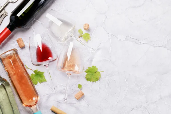 Botellas Vasos Vino Blanco Rosa Tinto Piso Con Espacio Copia —  Fotos de Stock