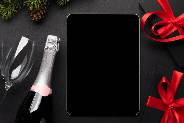 Tableta Prázdnou Obrazovkou Dárkovými Krabicemi Vánoční Výzdobou Šablona Obrazovky Vánoční — Stock fotografie