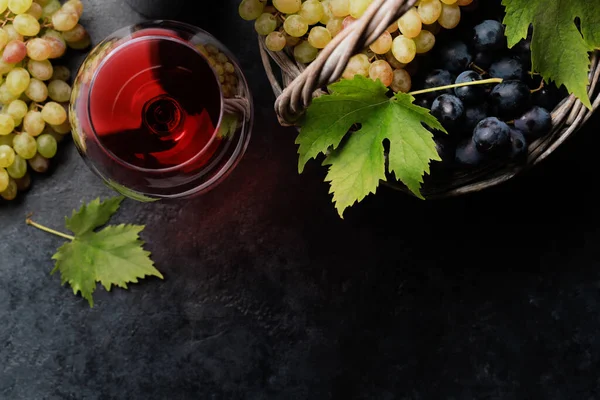 Rood Wijnglas Druif Mand Vlakke Lay Met Kopieerruimte — Stockfoto