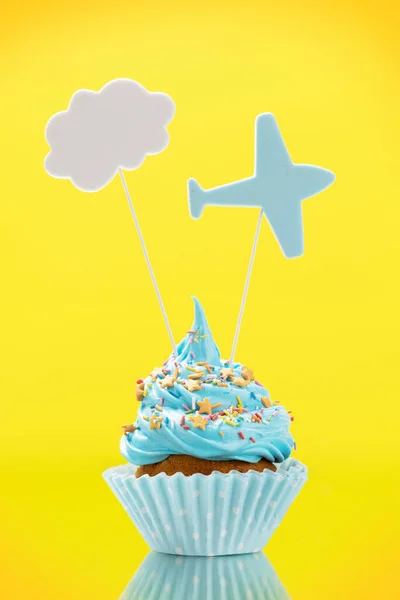Cupcake Crema Azul Con Decoración Sobre Fondo Amarillo Con Espacio — Foto de Stock