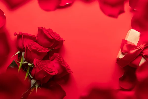 Вітальна Листівка День Святого Валентина Букетом Троянд Пелюстками Плоский Простір — стокове фото