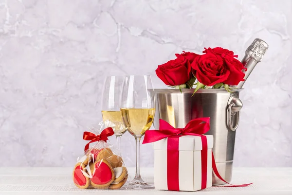 Valentijnskaart Met Champagne Rozenbloemen Geschenkdoos Met Ruimte Voor Groeten — Stockfoto