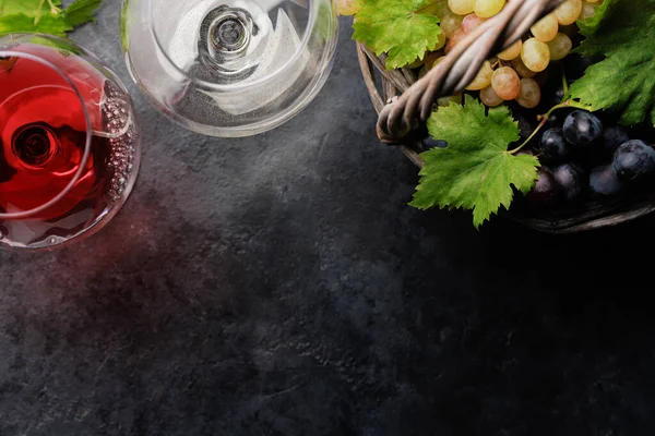 Witte Rode Wijnglazen Druiven Mand Vlakke Lay Met Kopieerruimte — Stockfoto
