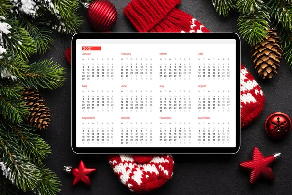 カレンダーやクリスマスの装飾付きのタブレット Xmasデバイス画面テンプレート — ストック写真
