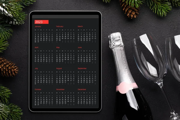 Tablet Mit Kalender Champagner Und Weihnachtsdekor Xmas Bildschirmvorlage — Stockfoto