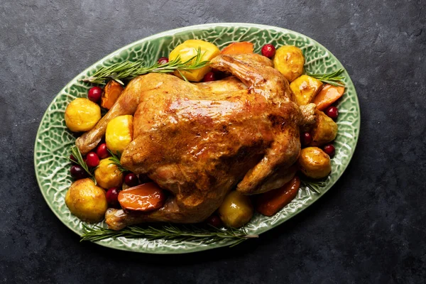 素朴なテーブルの上に感謝祭七面鳥 — ストック写真