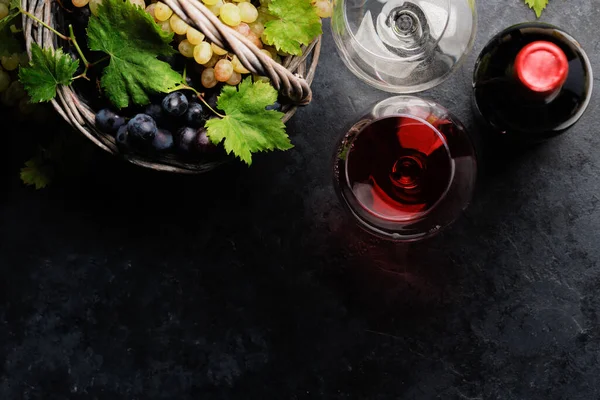 Wijnglazen Flessen Druiven Mand Vlakke Lay Met Kopieerruimte — Stockfoto
