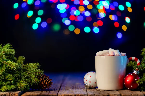Heiße Schokolade Mit Eibisch Weihnachtsbaumzweig Mit Dekor Und Girlanden Bokeh — Stockfoto