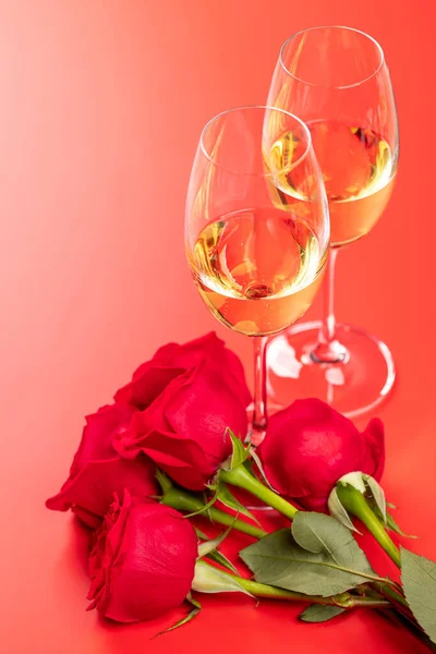 Walentynki Szampanem Kwiatami Róż Czerwonym Tle Miejscem Pozdrowienia — Zdjęcie stockowe