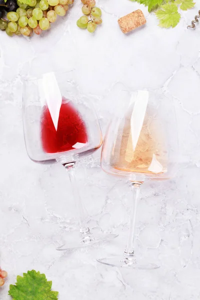 Ροζέ Κόκκινα Ποτήρια Κρασιού Και Σταφύλι Επίπεδη — Φωτογραφία Αρχείου