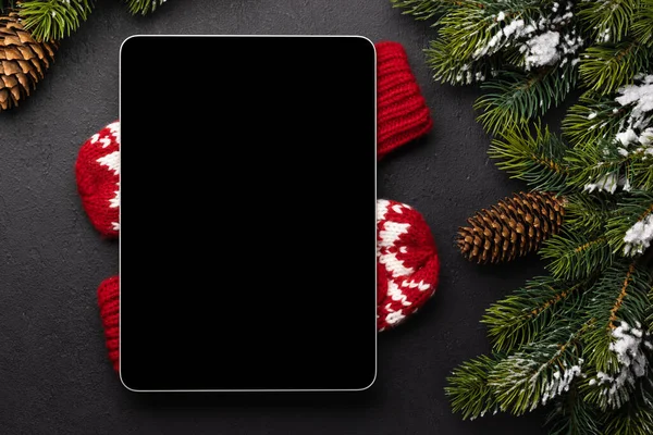 Tablet Com Tela Branco Sobre Mitenes Inverno Decoração Natal Modelo — Fotografia de Stock