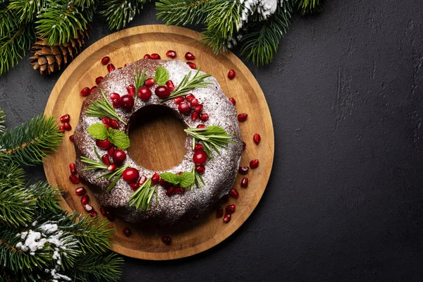 Gâteau Noël Décoré Graines Grenade Canneberges Romarin Pose Plate Avec — Photo