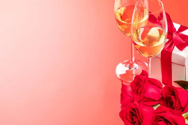 Valentijnskaart Met Champagne Rozenbloemen Geschenkdoos Rode Achtergrond Met Ruimte Voor — Stockfoto