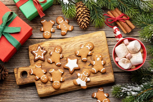 姜饼人饼干和一杯棉花糖圣诞假期礼品盒 — 图库照片