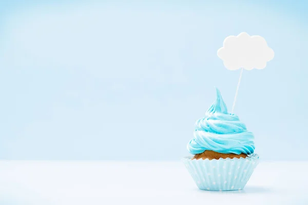 Cupcake Crème Bleue Avec Décor Bulle Expression Sur Fond Bleu — Photo