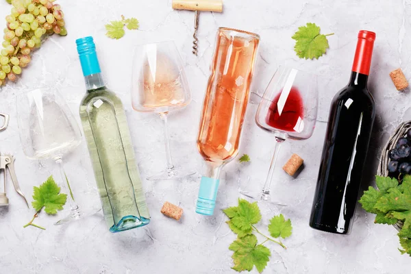Botellas Vasos Vino Blanco Rosa Tinto Puesta Plana —  Fotos de Stock