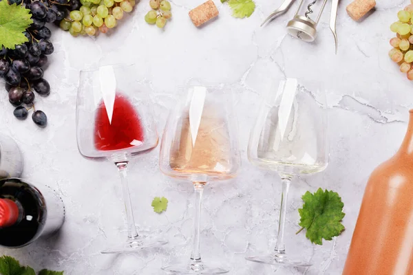 Λευκά Ροζέ Και Κόκκινα Ποτήρια Κρασιού Και Μπουκάλια Επίπεδη — Φωτογραφία Αρχείου