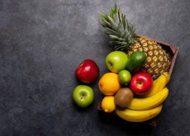 Sağlıklı meyvelerle dolu tahta bir kutu. Kopyalama alanı olan düz