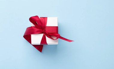 Hediye kutusu mavi arka planda. Kopyalama alanı olan düz