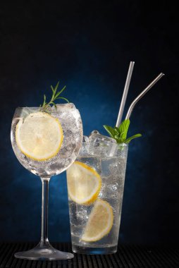Koyu arkaplanda cin tonik kokteyli ve kopyalama alanı