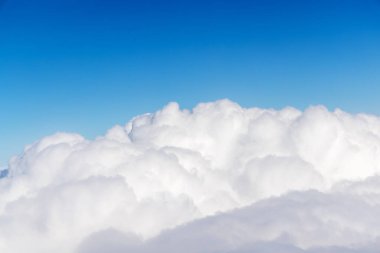 Uçak penceresinden güneşli bulutlar ve gökyüzü