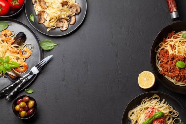 Çeşitli İtalyan makarnaları. Deniz ürünleri, mantar ve domates soslu makarna, spagetti bolonez. Üst görünüm düzlüğü kopyalama alanı ile yatıyordu