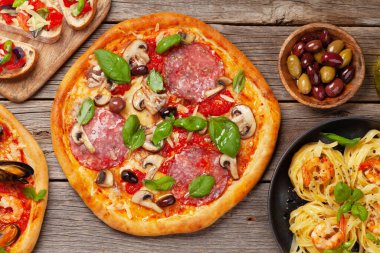 İtalyan mutfağı. Makarna, pizza, zeytin ve kızarmış ekmek. Düz yatıyordu