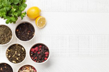 Çeşitli kurutulmuş çay, nane ve limon. Üst görünüm düzlüğü kopyalama alanı ile yatıyordu