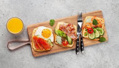 Kahvaltıda omlet, somon, pastırma, salatalık ve karides. Üst manzara portakal suyu ile yatıyordu.