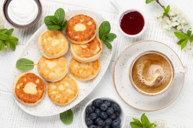 Böğürtlenli krep, ekşi krema ve böğürtlen. Kahveyle kahvaltı. Üst görünüm düzlüğü
