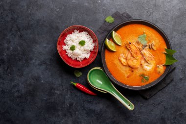 Tayland Tom Yum Çorbası, deniz mahsulü ve bir kase pirinç. Kopyalama alanı olan düz
