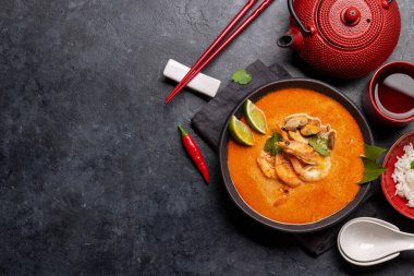 Tayland Tom Yum Çorbası, deniz mahsulü ve bitki çayı. Kopyalama alanı olan düz