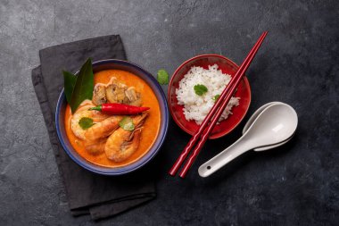 Tayland Tom Yum Çorbası, deniz mahsulü ve bir kase pirinç. Düz yatıyordu