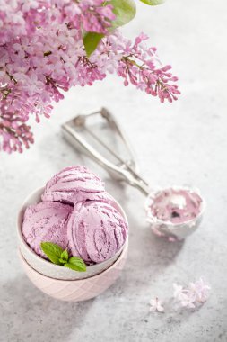 Dondurma kasesi ve leylak çiçekleri.