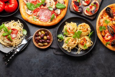 İtalyan mutfağı. Makarna, pizza, zeytin ve kızarmış ekmek. Kopyalama alanı olan düz