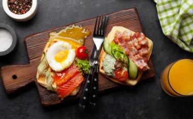 Kahvaltıda omlet, somon, pastırma, salatalık ve karides. Üst manzara portakal suyu ile yatıyordu.