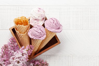 Kremalı dondurma ve leylak çiçekleri.