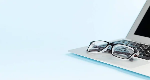 Brýle Nad Notebookem Modrém Pozadí Šablona Pro Kancelářské Pracovní Projekty — Stock fotografie
