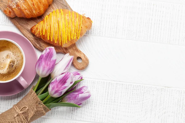 Verschiedene Croissants Kaffeetasse Und Tulpenstrauß Auf Holzgrund Französisches Frühstück Draufsicht — Stockfoto
