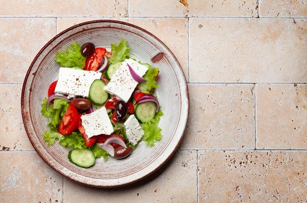 新鮮な野菜とフェタチーズとギリシャのサラダ コピースペース付きフラットレイアウト — ストック写真