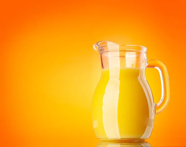 Vers Sinaasappelsap Een Glazen Kan Oranje Achtergrond — Stockfoto