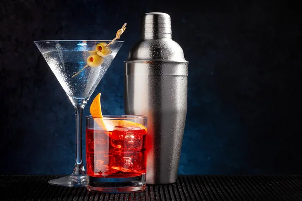 Cóctel Agitador Negroni Cócteles Martini Sobre Fondo Oscuro Con Espacio — Foto de Stock