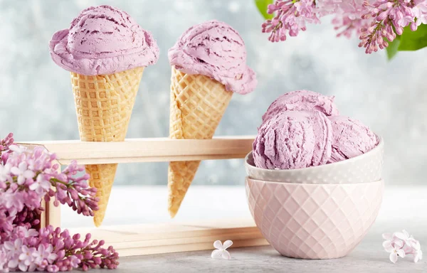 Berry Ice Cream Sundae Waffle Cones Lilac Flowers — Stock Photo, Image