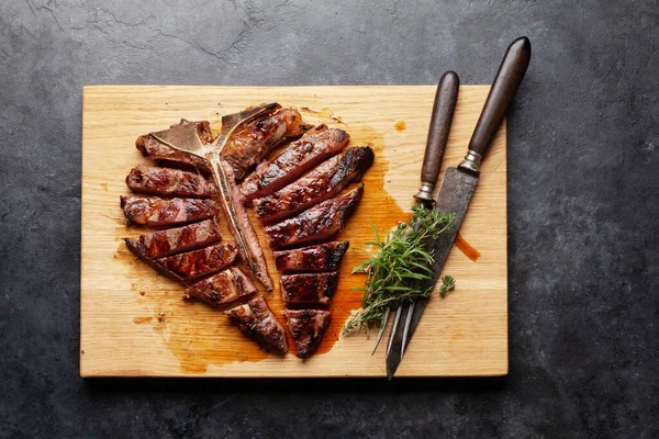 Gegrilltes Porterhouse Beef Steak Knochen Scheiben Geschnitten Mit Kräutern Und — Stockfoto