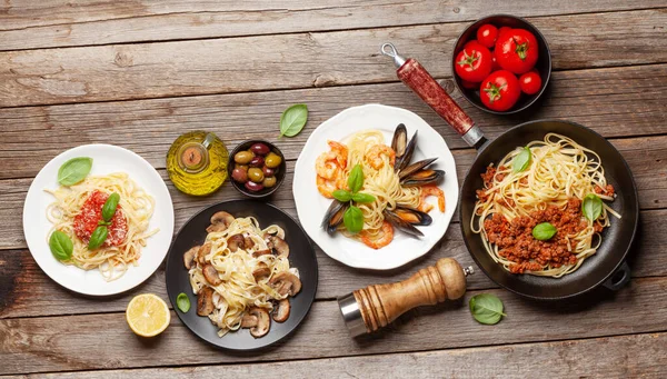 Různé Italské Těstoviny Mořské Plody Houby Rajčatové Omáčky Špagety Boloňské — Stock fotografie