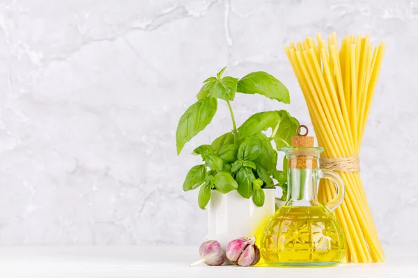 Ingredientes Para Cozinhar Cozinha Italiana Massas Azeite Manjericão Com Espaço — Fotografia de Stock