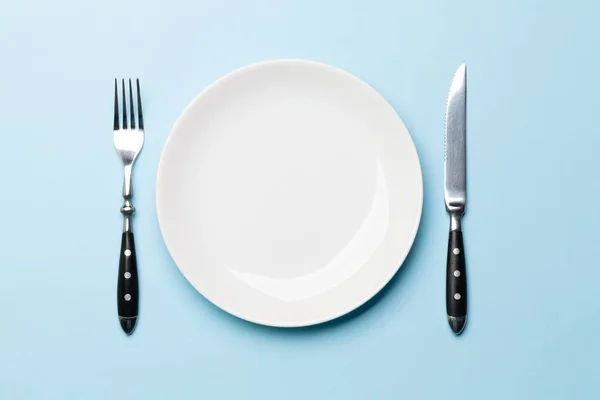 Empty Plate Silverware Blue Background Top View Flat Lay Copy — Stock Photo, Image