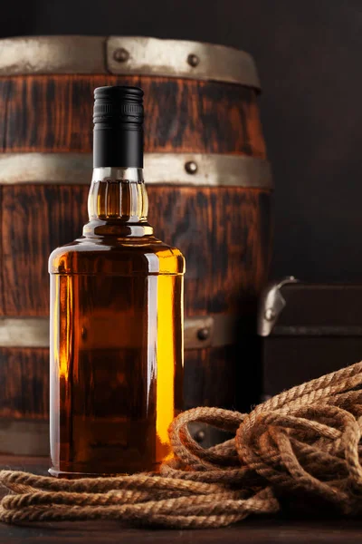 Bouteille Avec Cognac Whisky Rhum Doré Devant Vieux Tonneau Bois — Photo