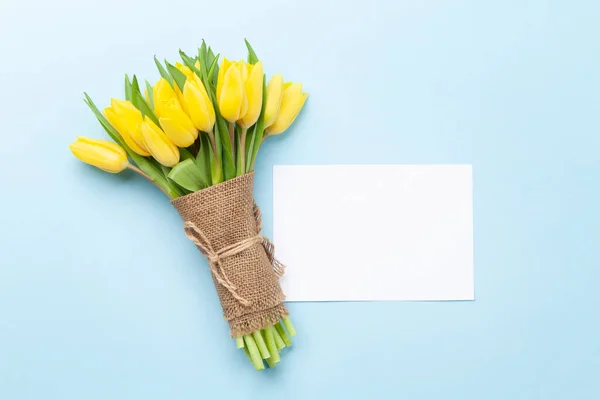 Κίτρινη Τουλίπα Λουλούδια Μπουκέτο Και Κενή Ευχετήρια Κάρτα Μπλε Φόντο — Φωτογραφία Αρχείου